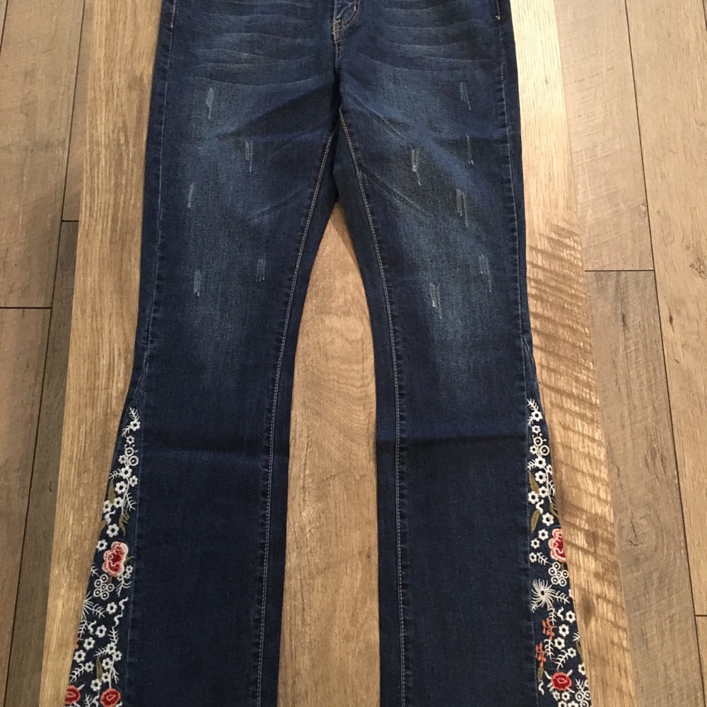 NWT Last 1! Plus Embroidered Bootcut Jeans - Picture 4 of 8